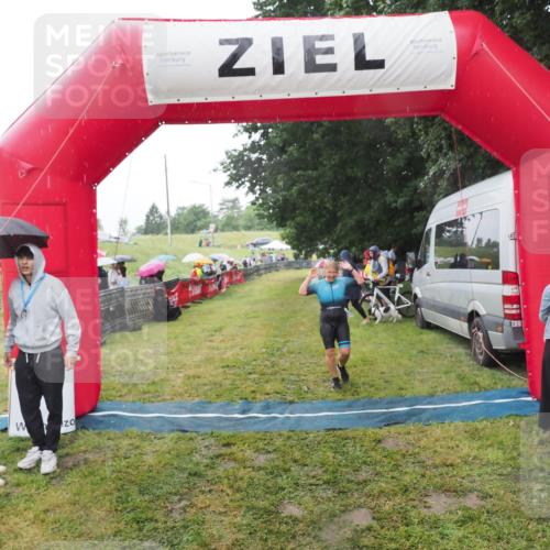 21.06.2025 - 27. Vierlanden-Triathlon MichiJ http://msf.ph/oto/8049962 15.06.2026 14:29:26 Ziel 1223, 1296 meine-sportfotos.de
