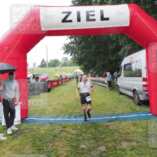 21.06.2025 - 27. Vierlanden-Triathlon MichiJ http://msf.ph/oto/8050008 15.06.2026 14:29:46 Ziel 1271 meine-sportfotos.de