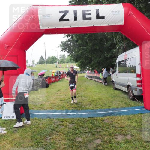 21.06.2025 - 27. Vierlanden-Triathlon MichiJ http://msf.ph/oto/8050078 15.06.2026 14:30:10 Ziel 1264 meine-sportfotos.de