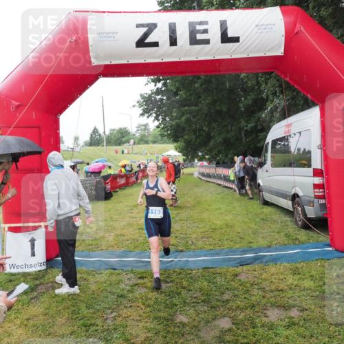 21.06.2025 - 27. Vierlanden-Triathlon MichiJ http://msf.ph/oto/8050107 15.06.2026 14:30:17 Ziel 1168, 1264 meine-sportfotos.de