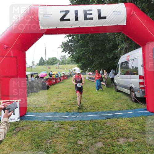 21.06.2025 - 27. Vierlanden-Triathlon MichiJ http://msf.ph/oto/8050138 15.06.2026 14:30:27 Ziel 1236, 1255 meine-sportfotos.de