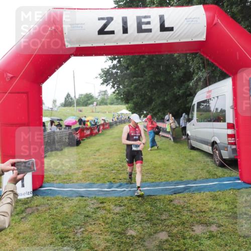 21.06.2025 - 27. Vierlanden-Triathlon MichiJ http://msf.ph/oto/8050146 15.06.2026 14:30:28 Ziel 1236, 1255 meine-sportfotos.de