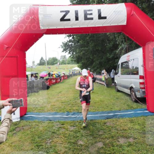 21.06.2025 - 27. Vierlanden-Triathlon MichiJ http://msf.ph/oto/8050150 15.06.2026 14:30:28 Ziel 1236, 1255 meine-sportfotos.de