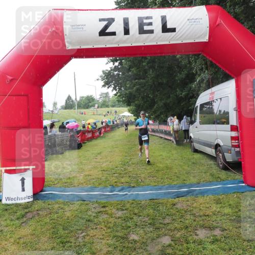 21.06.2025 - 27. Vierlanden-Triathlon MichiJ http://msf.ph/oto/8050163 15.06.2026 14:30:50 Ziel 1313 meine-sportfotos.de