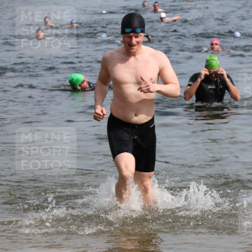 15.06.2025 - 27. Vierlanden-Triathlon Lena Gebhardt http://msf.ph/oto/8050175 15.06.2025 09:56:54 Schwimmen 258, 275, 281, 301, 325, 1399 meine-sportfotos.de