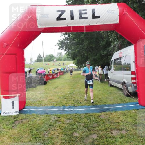 21.06.2025 - 27. Vierlanden-Triathlon MichiJ http://msf.ph/oto/8050176 15.06.2026 14:30:50 Ziel 1313 meine-sportfotos.de