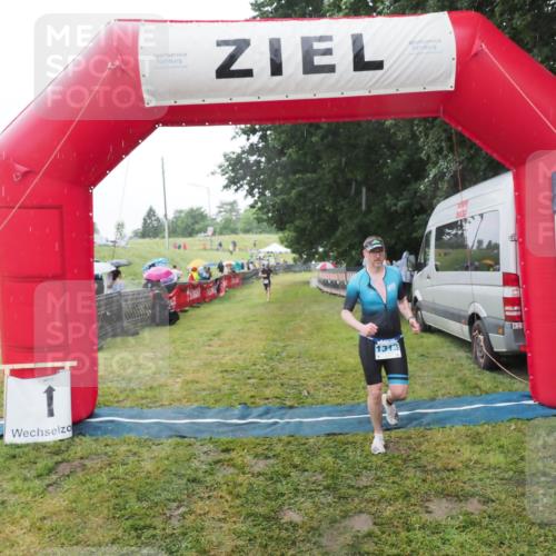 21.06.2025 - 27. Vierlanden-Triathlon MichiJ http://msf.ph/oto/8050186 15.06.2026 14:30:51 Ziel 1313 meine-sportfotos.de