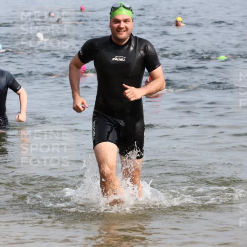 15.06.2025 - 27. Vierlanden-Triathlon Lena Gebhardt http://msf.ph/oto/8050203 15.06.2025 09:57:04 Schwimmen 263, 325, 1399 meine-sportfotos.de