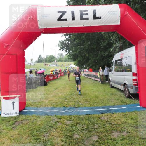 21.06.2025 - 27. Vierlanden-Triathlon MichiJ http://msf.ph/oto/8050217 15.06.2026 14:31:35 Ziel 1243 meine-sportfotos.de