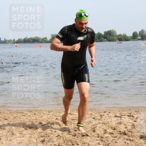 15.06.2025 - 27. Vierlanden-Triathlon Lena Gebhardt http://msf.ph/oto/8050220 15.06.2025 09:57:09 Schwimmen 263, 296, 343, 1399 meine-sportfotos.de