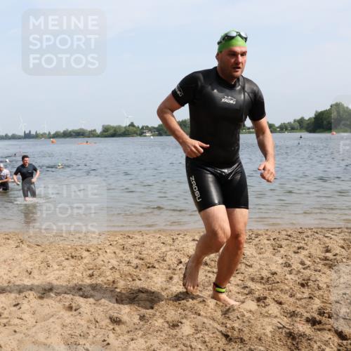 15.06.2025 - 27. Vierlanden-Triathlon Lena Gebhardt http://msf.ph/oto/8050226 15.06.2025 09:57:10 Schwimmen 263, 296, 343, 1399 meine-sportfotos.de