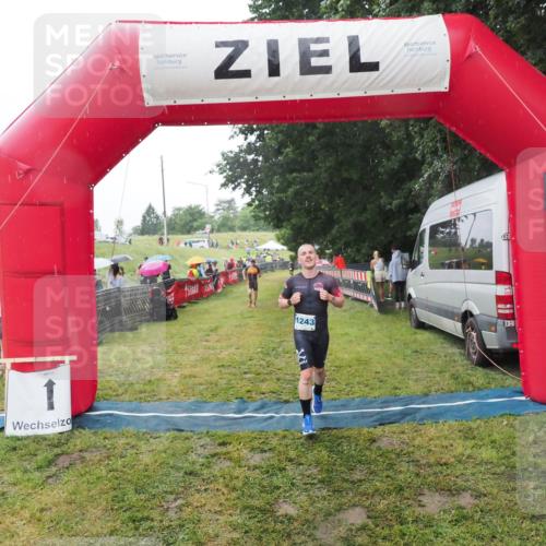 21.06.2025 - 27. Vierlanden-Triathlon MichiJ http://msf.ph/oto/8050234 15.06.2026 14:31:36 Ziel 1243, 1257 meine-sportfotos.de