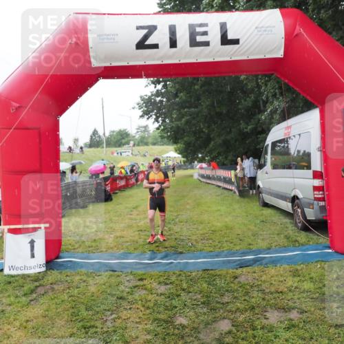 21.06.2025 - 27. Vierlanden-Triathlon MichiJ http://msf.ph/oto/8050244 15.06.2026 14:31:39 Ziel 1243, 1257 meine-sportfotos.de