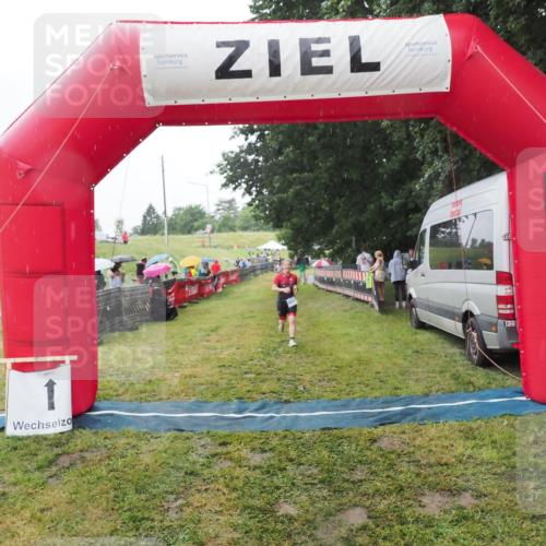 21.06.2025 - 27. Vierlanden-Triathlon MichiJ http://msf.ph/oto/8050269 15.06.2026 14:32:47 Ziel 1179 meine-sportfotos.de