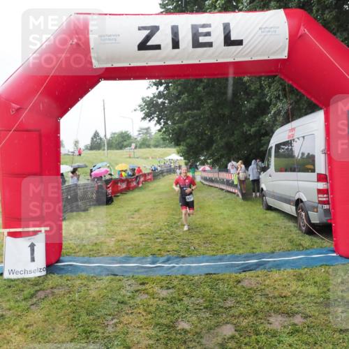 21.06.2025 - 27. Vierlanden-Triathlon MichiJ http://msf.ph/oto/8050276 15.06.2026 14:32:48 Ziel 1179 meine-sportfotos.de