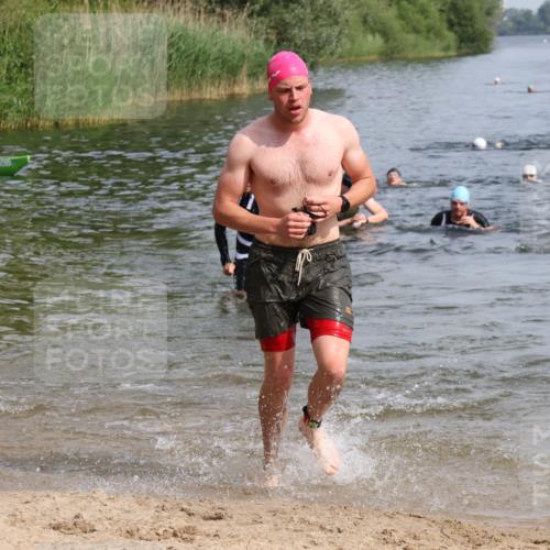 15.06.2025 - 27. Vierlanden-Triathlon Lena Gebhardt http://msf.ph/oto/8050284 15.06.2025 09:57:24 Schwimmen 293, 296, 309, 324, 343 meine-sportfotos.de