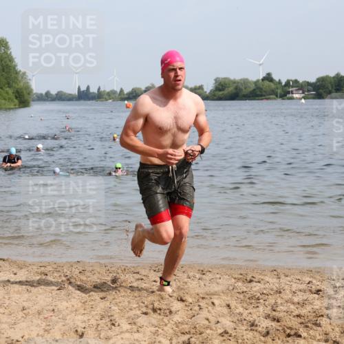 15.06.2025 - 27. Vierlanden-Triathlon Lena Gebhardt http://msf.ph/oto/8050289 15.06.2025 09:57:26 Schwimmen 293, 309, 324, 343 meine-sportfotos.de
