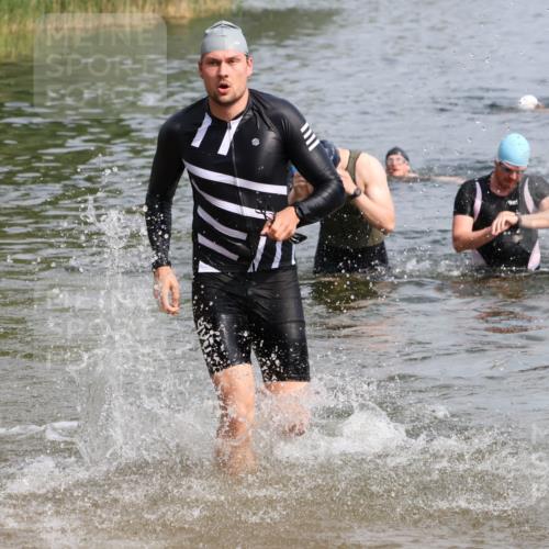 15.06.2025 - 27. Vierlanden-Triathlon Lena Gebhardt http://msf.ph/oto/8050291 15.06.2025 09:57:28 Schwimmen 287, 293, 298, 309, 324, 343 meine-sportfotos.de