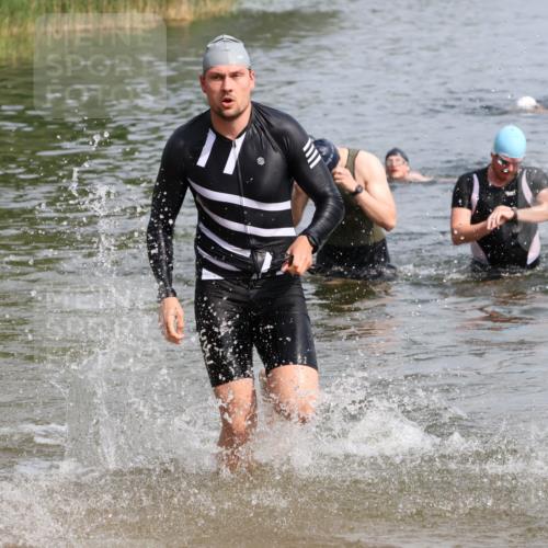 15.06.2025 - 27. Vierlanden-Triathlon Lena Gebhardt http://msf.ph/oto/8050292 15.06.2025 09:57:28 Schwimmen 287, 293, 298, 309, 324, 343 meine-sportfotos.de