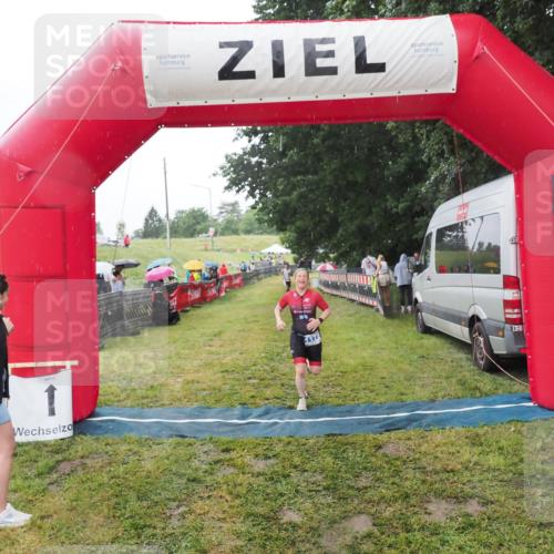 21.06.2025 - 27. Vierlanden-Triathlon MichiJ http://msf.ph/oto/8050297 15.06.2026 14:32:48 Ziel 1179 meine-sportfotos.de