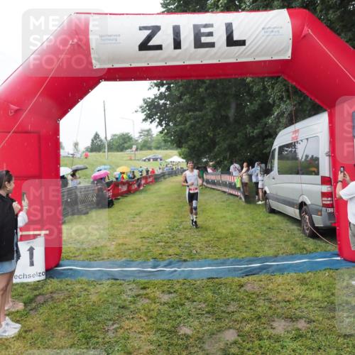 21.06.2025 - 27. Vierlanden-Triathlon MichiJ http://msf.ph/oto/8050304 15.06.2026 14:32:54 Ziel 71, 1179 meine-sportfotos.de