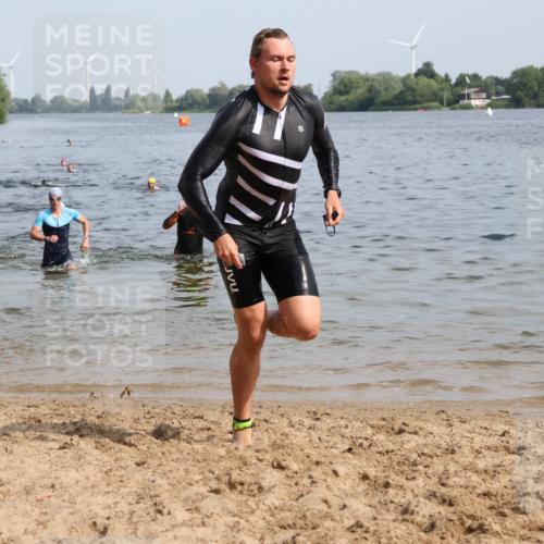15.06.2025 - 27. Vierlanden-Triathlon Lena Gebhardt http://msf.ph/oto/8050308 15.06.2025 09:57:31 Schwimmen 287, 293, 298, 309, 324, 340 meine-sportfotos.de