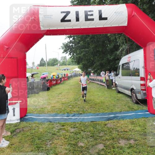 21.06.2025 - 27. Vierlanden-Triathlon MichiJ http://msf.ph/oto/8050309 15.06.2026 14:32:54 Ziel 71, 1179 meine-sportfotos.de