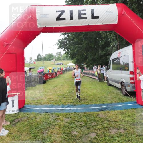 21.06.2025 - 27. Vierlanden-Triathlon MichiJ http://msf.ph/oto/8050317 15.06.2026 14:32:54 Ziel 71, 1179 meine-sportfotos.de