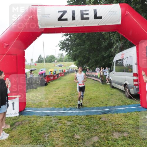 21.06.2025 - 27. Vierlanden-Triathlon MichiJ http://msf.ph/oto/8050323 15.06.2026 14:32:55 Ziel 71, 1179 meine-sportfotos.de