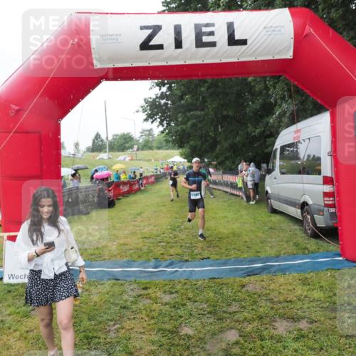 21.06.2025 - 27. Vierlanden-Triathlon MichiJ http://msf.ph/oto/8050337 15.06.2026 14:33:02 Ziel 1262, 1307 meine-sportfotos.de