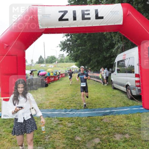 21.06.2025 - 27. Vierlanden-Triathlon MichiJ http://msf.ph/oto/8050343 15.06.2026 14:33:02 Ziel 1262, 1307 meine-sportfotos.de