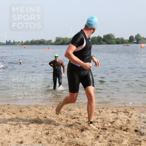 15.06.2025 - 27. Vierlanden-Triathlon Lena Gebhardt http://msf.ph/oto/8050346 15.06.2025 09:57:40 Schwimmen 287, 298, 309, 330, 340, 827 meine-sportfotos.de