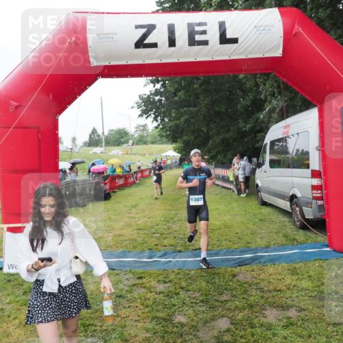 21.06.2025 - 27. Vierlanden-Triathlon MichiJ http://msf.ph/oto/8050349 15.06.2026 14:33:03 Ziel 1262, 1307 meine-sportfotos.de