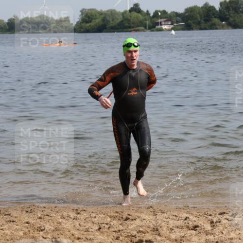 15.06.2025 - 27. Vierlanden-Triathlon Lena Gebhardt http://msf.ph/oto/8050356 15.06.2025 09:57:42 Schwimmen 287, 291, 298, 330, 340, 827 meine-sportfotos.de