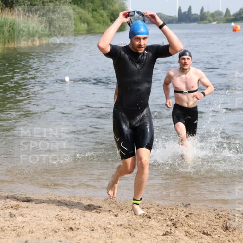 15.06.2025 - 27. Vierlanden-Triathlon Lena Gebhardt http://msf.ph/oto/8050370 15.06.2025 09:57:48 Schwimmen 287, 291, 330, 340, 347, 827 meine-sportfotos.de