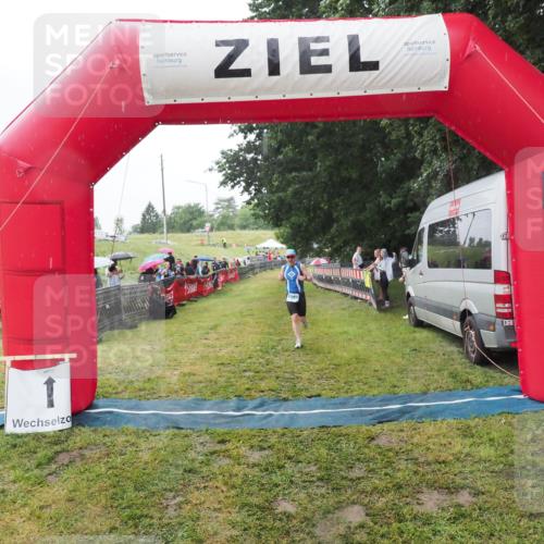21.06.2025 - 27. Vierlanden-Triathlon MichiJ http://msf.ph/oto/8050376 15.06.2026 14:33:27 Ziel 1250 meine-sportfotos.de