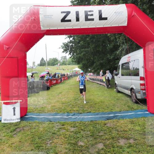 21.06.2025 - 27. Vierlanden-Triathlon MichiJ http://msf.ph/oto/8050382 15.06.2026 14:33:27 Ziel 1250 meine-sportfotos.de