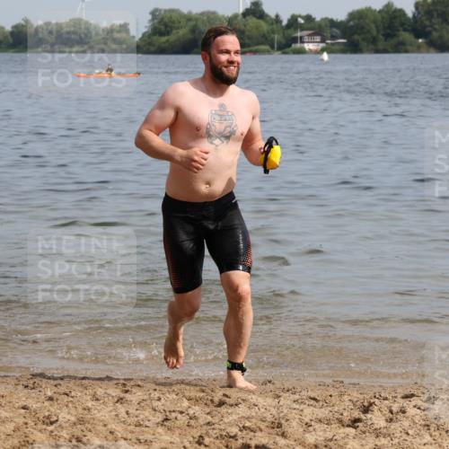 15.06.2025 - 27. Vierlanden-Triathlon Lena Gebhardt http://msf.ph/oto/8050428 15.06.2025 09:58:07 Schwimmen 289, 321, 360 meine-sportfotos.de