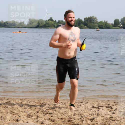 15.06.2025 - 27. Vierlanden-Triathlon Lena Gebhardt http://msf.ph/oto/8050429 15.06.2025 09:58:08 Schwimmen 289, 321, 360 meine-sportfotos.de