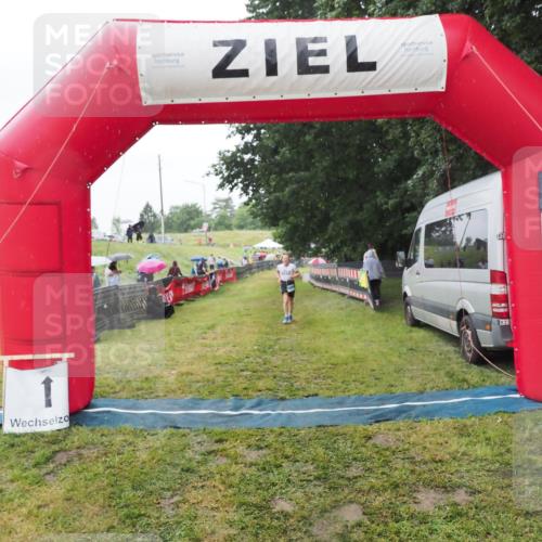 21.06.2025 - 27. Vierlanden-Triathlon MichiJ http://msf.ph/oto/8050456 15.06.2026 14:34:48 Ziel 1274 meine-sportfotos.de