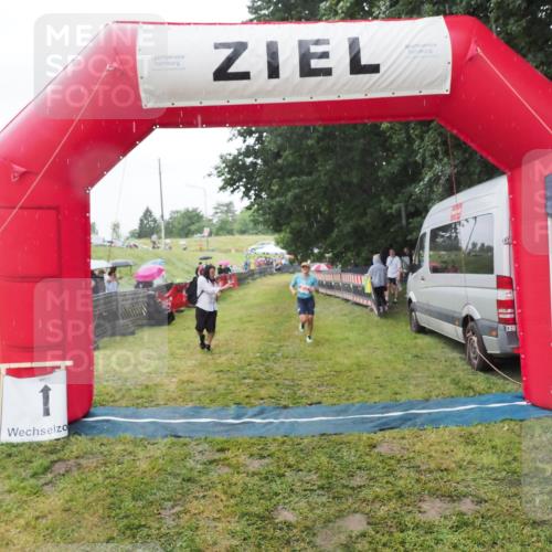 21.06.2025 - 27. Vierlanden-Triathlon MichiJ http://msf.ph/oto/8050495 15.06.2026 14:35:33 Ziel 215 meine-sportfotos.de