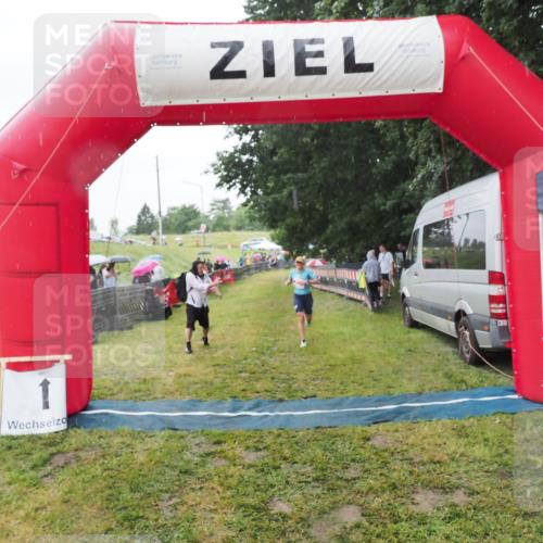 21.06.2025 - 27. Vierlanden-Triathlon MichiJ http://msf.ph/oto/8050497 15.06.2026 14:35:34 Ziel 215 meine-sportfotos.de