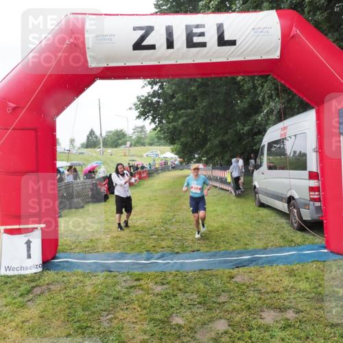 21.06.2025 - 27. Vierlanden-Triathlon MichiJ http://msf.ph/oto/8050504 15.06.2026 14:35:34 Ziel 215 meine-sportfotos.de