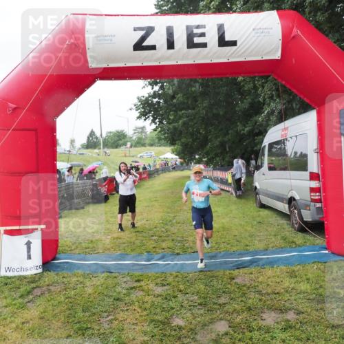 21.06.2025 - 27. Vierlanden-Triathlon MichiJ http://msf.ph/oto/8050509 15.06.2026 14:35:35 Ziel 215 meine-sportfotos.de