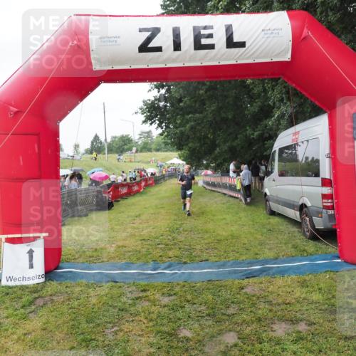 21.06.2025 - 27. Vierlanden-Triathlon MichiJ http://msf.ph/oto/8050510 15.06.2026 14:36:25 Ziel 1290 meine-sportfotos.de