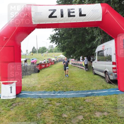 21.06.2025 - 27. Vierlanden-Triathlon MichiJ http://msf.ph/oto/8050515 15.06.2026 14:36:25 Ziel 1290 meine-sportfotos.de