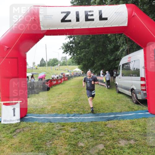 21.06.2025 - 27. Vierlanden-Triathlon MichiJ http://msf.ph/oto/8050526 15.06.2026 14:36:26 Ziel 1290 meine-sportfotos.de