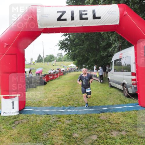 21.06.2025 - 27. Vierlanden-Triathlon MichiJ http://msf.ph/oto/8050527 15.06.2026 14:36:27 Ziel 1290 meine-sportfotos.de