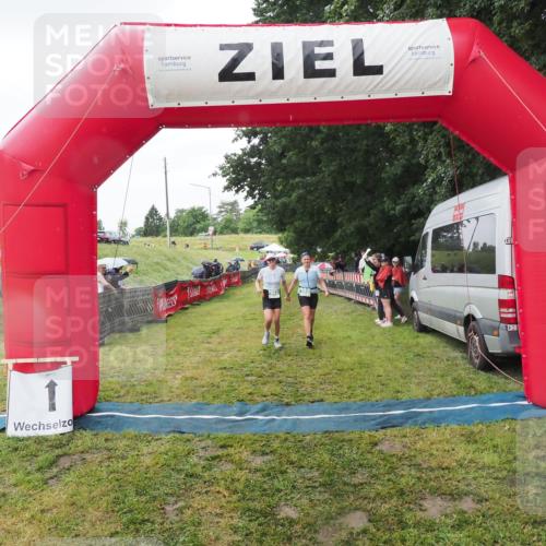 21.06.2025 - 27. Vierlanden-Triathlon MichiJ http://msf.ph/oto/8050529 15.06.2026 14:44:41 Ziel 883, 884 meine-sportfotos.de