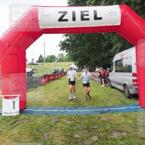 21.06.2025 - 27. Vierlanden-Triathlon MichiJ http://msf.ph/oto/8050536 15.06.2026 14:44:42 Ziel 883, 884 meine-sportfotos.de